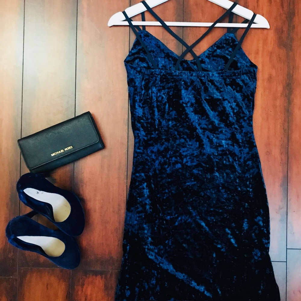 Blue Velvet flattering mini dress, size L. NWT!